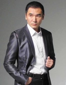 方中信、郭可盈、形象設(shè)計(jì)師吉米、劉錫明參加重慶會(huì)展中心美博會(huì)奧斯卡頒獎(jiǎng)盛典