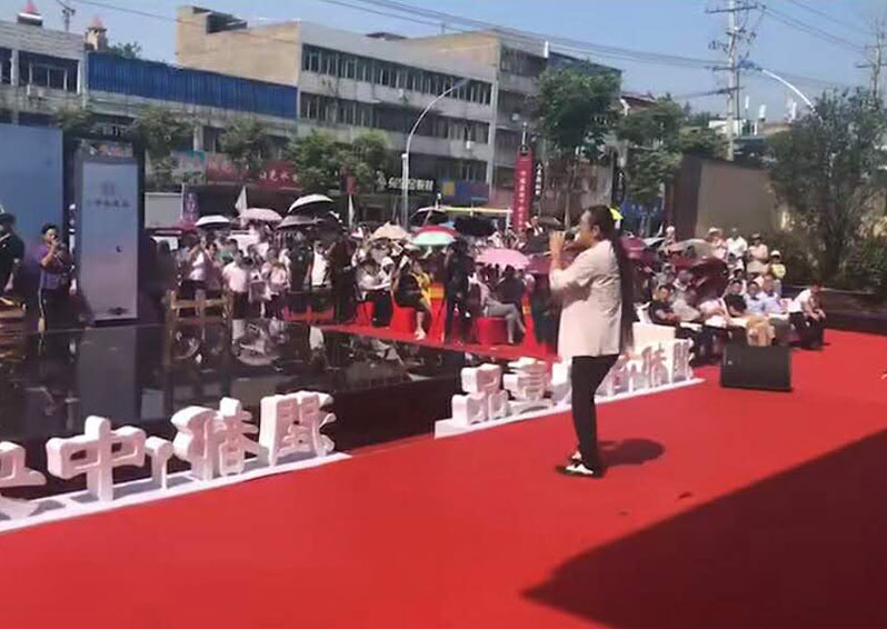 黃安出席安徽五河中央壹品營銷中心開放盛典,現場演唱《東南西北風》