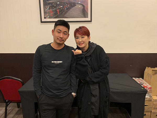 湯寶如與經(jīng)紀人李志合影 湯寶如與經(jīng)紀人李志合影