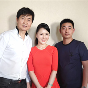 任靜、付笛聲與經(jīng)紀(jì)人李志合影